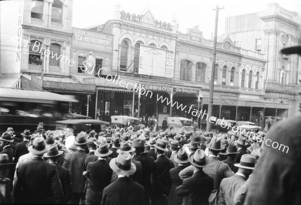 'DAILY MAIL' OFFICES WITH CROWD